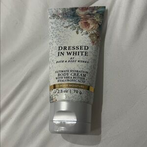 Dressed in white travel body cream